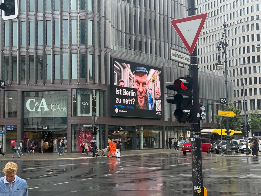 Digitaler Screen am Kurfürstendamm mit der Kodex-Frage: Ist Berlin zu nett?