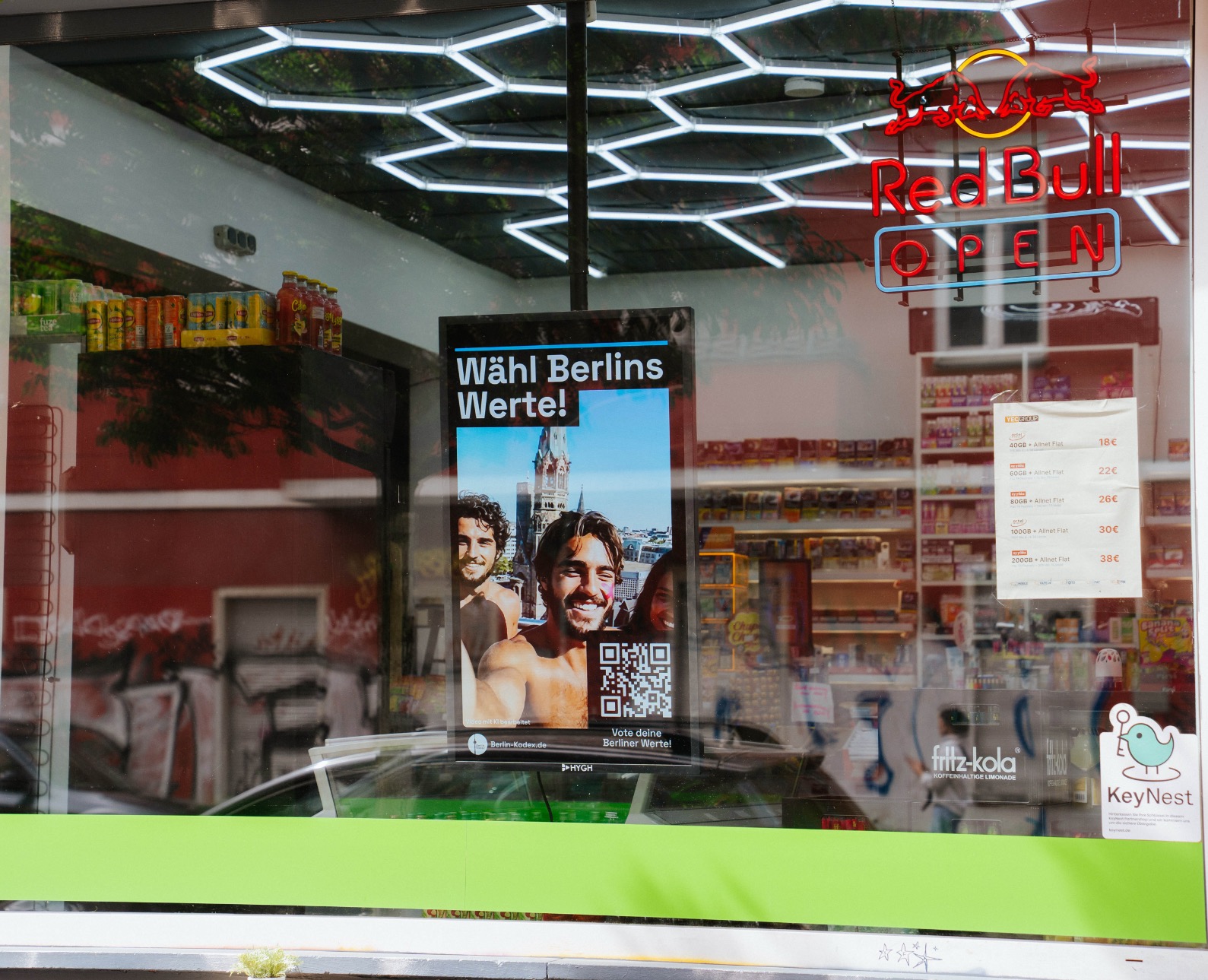 Digitaler Screen im Schaufenster mit dem Berlin-Kodex-Motiv: Wähl Berlins Werte!