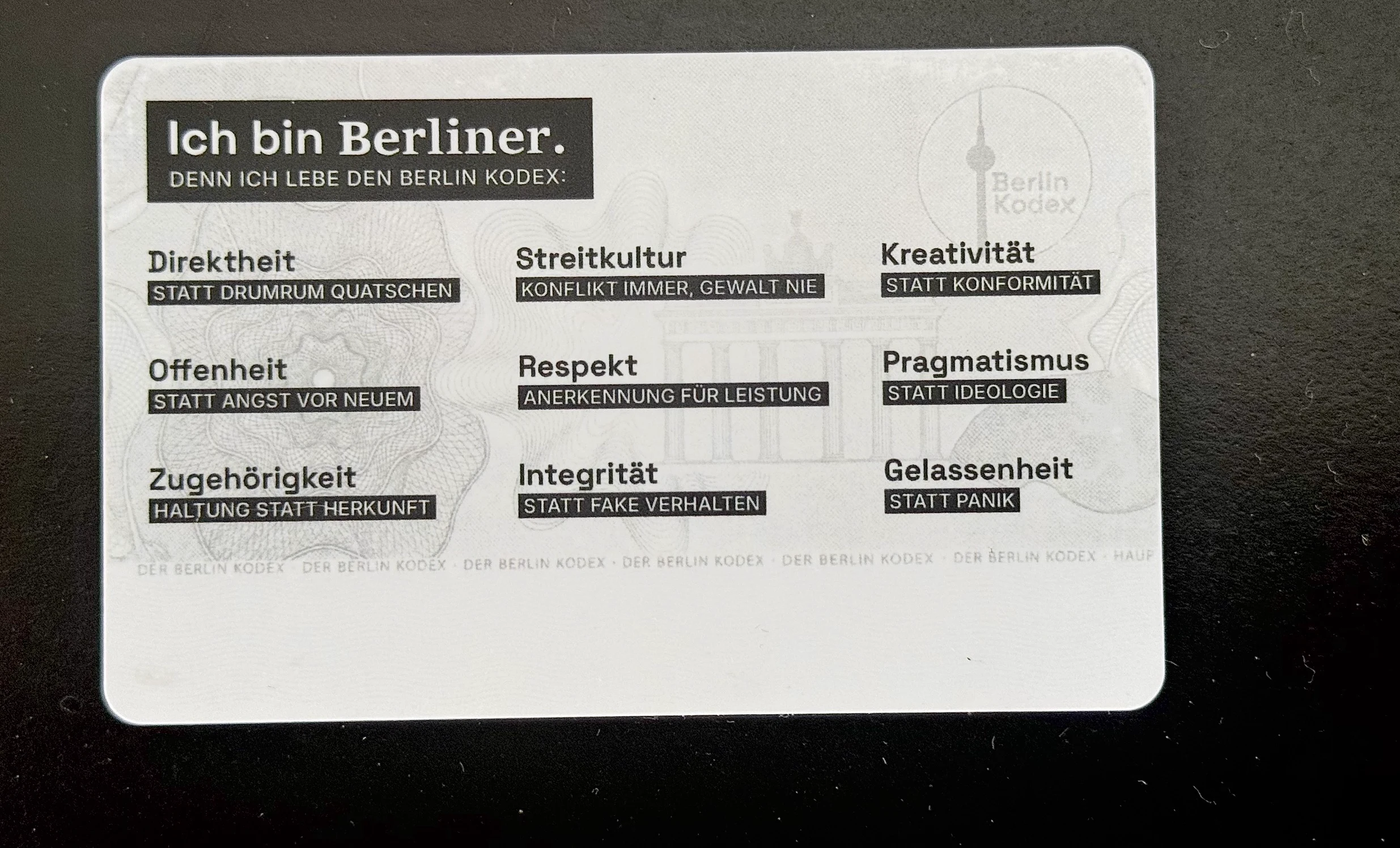 Berlin-Kodex-Karte mit der Aufschrift Ich bin Berliner und Werten wie Offenheit, Zugehörigkeit, Respekt und Streitkultur